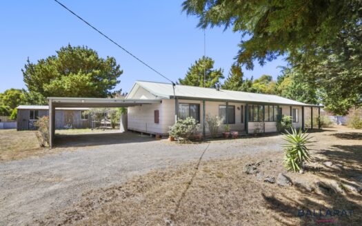 Plenty of Room to Move, Three Bedrooms, Two Living, Double Carport Plus Shed