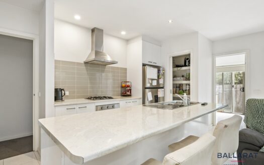 Three Bedrooms, Two Bathrooms, Double Garage – Situated in a Quiet Court