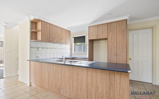 Two Bedrooms, Large Kitchen, Meals and Living Area, Close to CBD