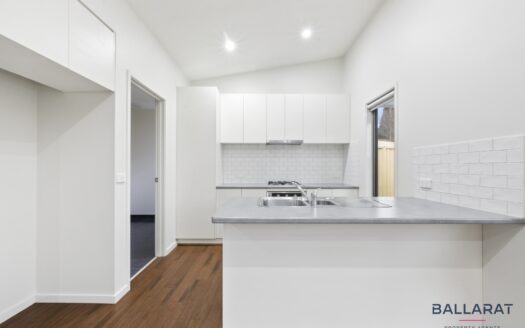 Modernised Cottage within Walking Distance of Lake Wendouree