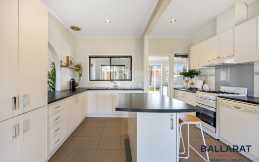 Spacious Three Bedroom Home with Modern Features Close to Lake Wendouree