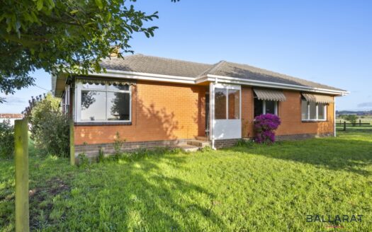 Quiet Country Living, Four Bedrooms, Two Living, Two Bathrooms & Two Study areas