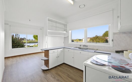Quiet Country Living, Four Bedrooms, Two Living, Two Bathrooms & Two Study areas