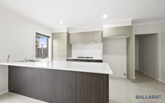 Spacious Townhouse with Three Bedroom, Two Bathroom and Study