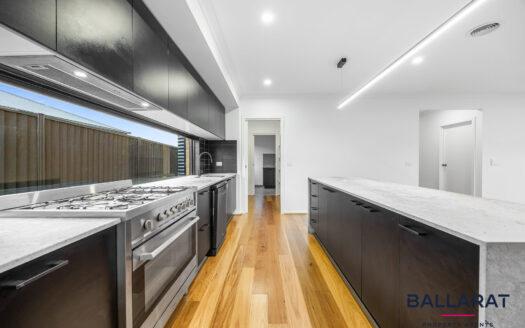 Stunning Two Storey Four Bedroom Property in Canadian