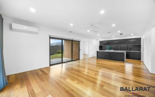Stunning Two Storey Four Bedroom Property in Canadian