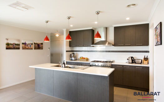 Modern Comfort with Four Bedrooms & Large Shed