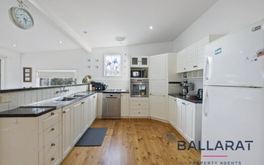 Beautiful Three Bedroom Victorian Home in Central Location