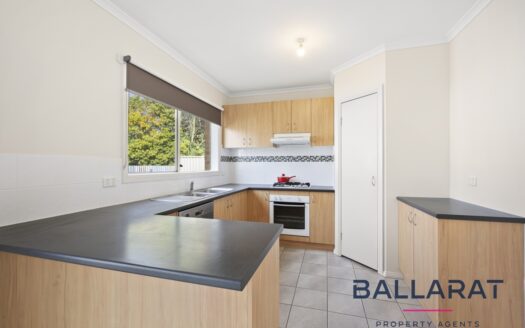 Spacious Three Bedroom Unit with Double Garage in Great Location