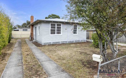 Renovated Two Bedroom Home Close to Stockland Wendouree Shopping Centre