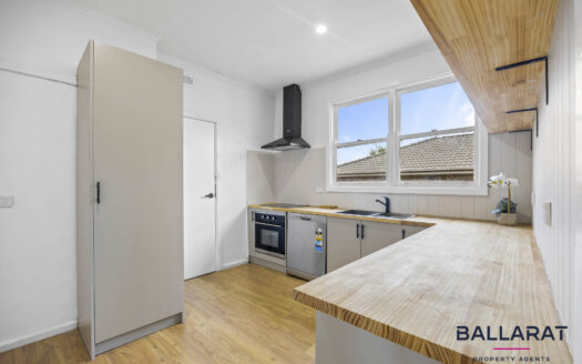 Renovated Two Bedroom Home Close to Stockland Wendouree Shopping Centre