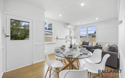 Renovated Two Bedroom Home Close to Stockland Wendouree Shopping Centre