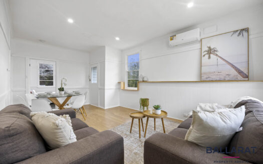 Renovated Two Bedroom Home Close to Stockland Wendouree Shopping Centre