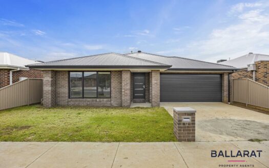 Large Family Home, Four Bedrooms, Two Bathrooms, Two Living, Double Garage