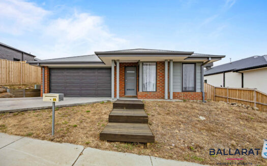Three Bedrooms, Two Living, Two Bathrooms in Convenient Location