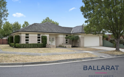 Executive Living In A Blue-chip Lake Gardens Location