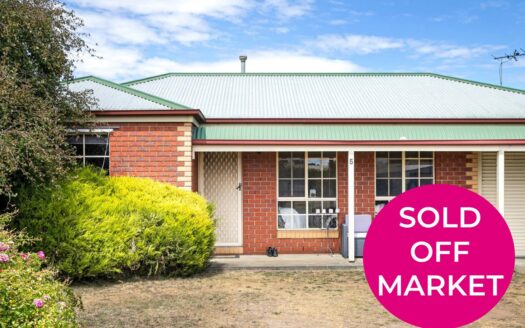 Comfortable Living In Quiet Court Immaculate Three Bedroom Home