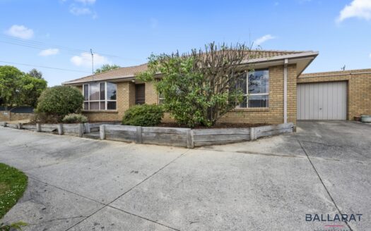 Spacious Townhouse Within Walking Distance To Public Transport & Cafes