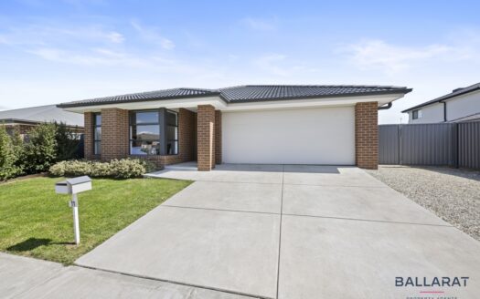 Bright And Spacious Family Home With Side Access For Caravan