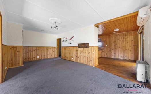 Modern Family Living in Popular Delacombe